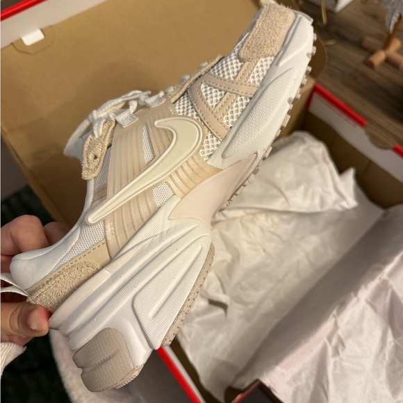 *BRAND NEW* Nike V2K Run Shoes - Picture 6 of 6